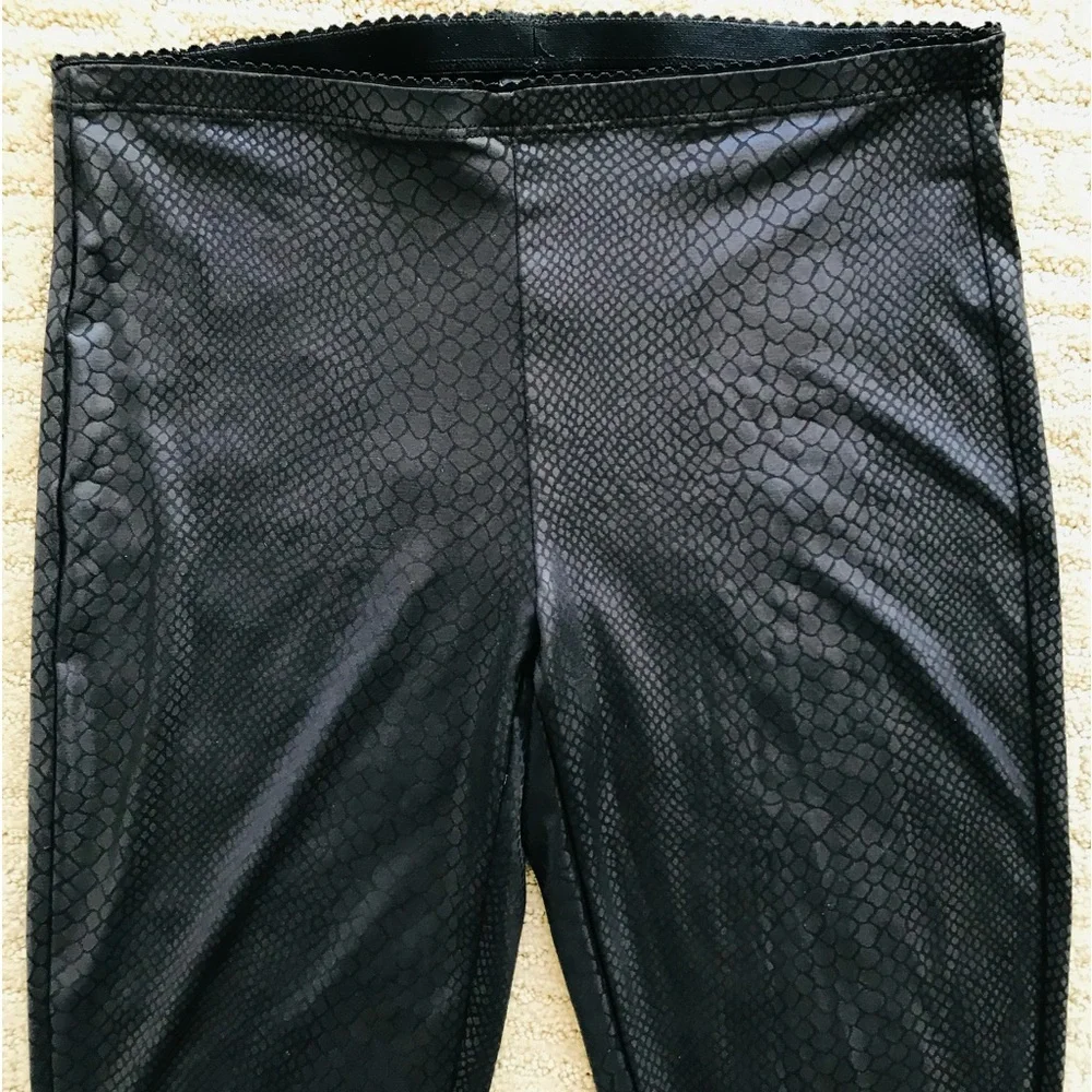 HUE Snakeskin Embossed LEGGINGS Small